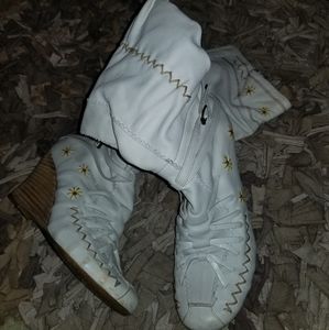 White detail stitching boots